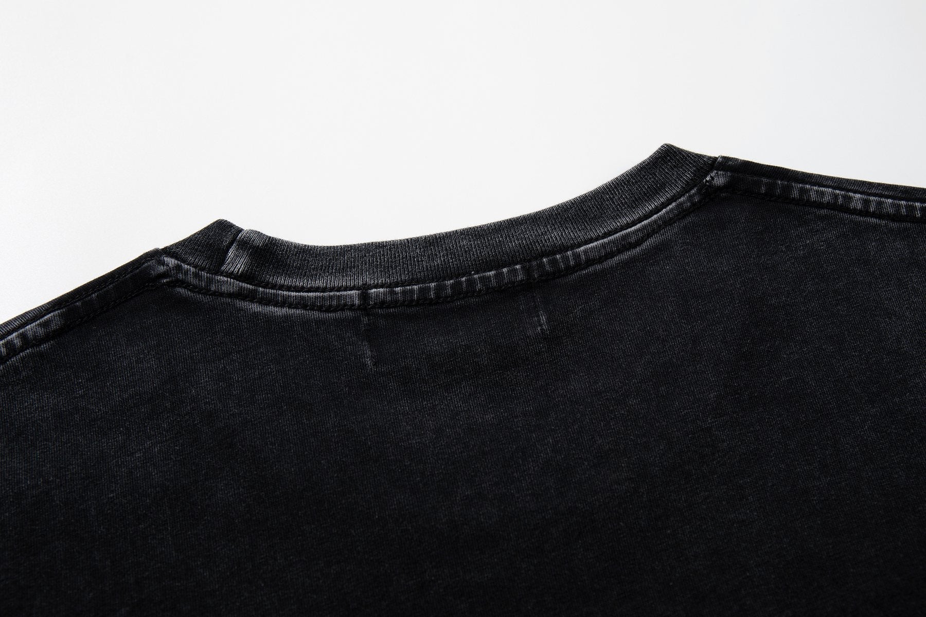 MAJESTIK Football Dog Graphic Short-Sleeve T-Shirt — detail